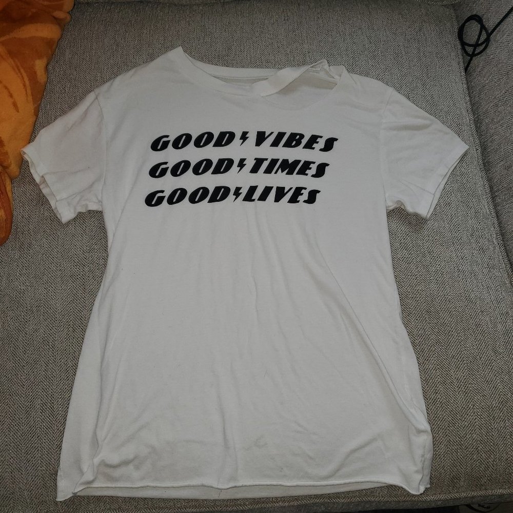 White t-shirt with good vibes